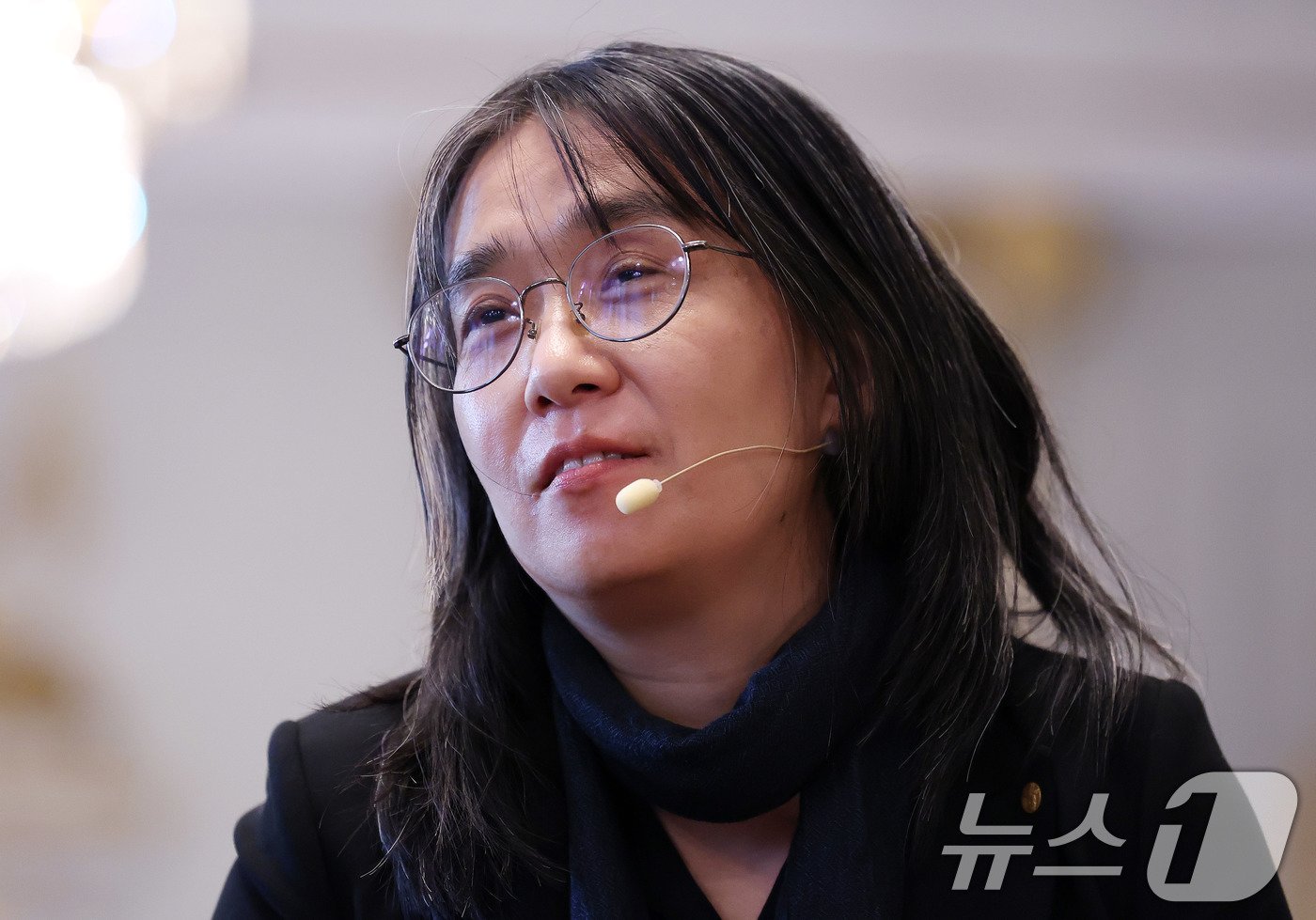 본문 이미지 - 우리나라 최초, 아시아 여성 작가 중 처음으로 노벨문학상을 수상한 한강 작가가 6일(현지시간) 스톡홀름 스웨덴 아카데미(스웨덴 한림원)에서 기자회견을 하고 있다. 2024.12.6/뉴스1 ⓒ News1 박지혜 기자