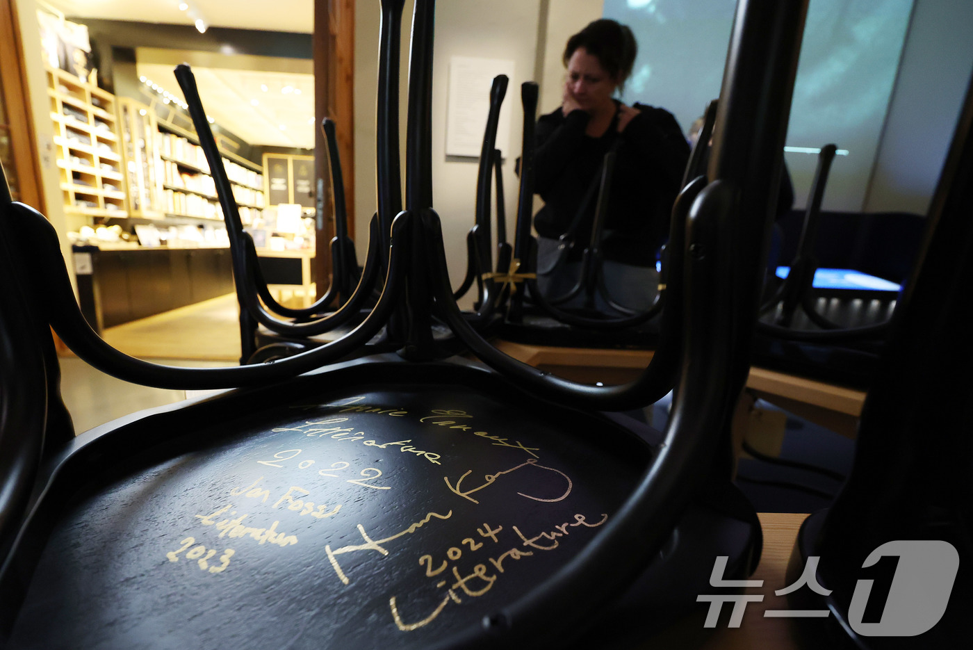 (스톡홀름(스웨덴)=뉴스1) 박지혜 기자 = 6일(현지시간) 스웨덴 스톡홀름 노벨박물관에 노벨문학상을 수상한 한강 작가가 서명한 박물관 레스토랑 의자가 전시돼 있다. 2024.12 …