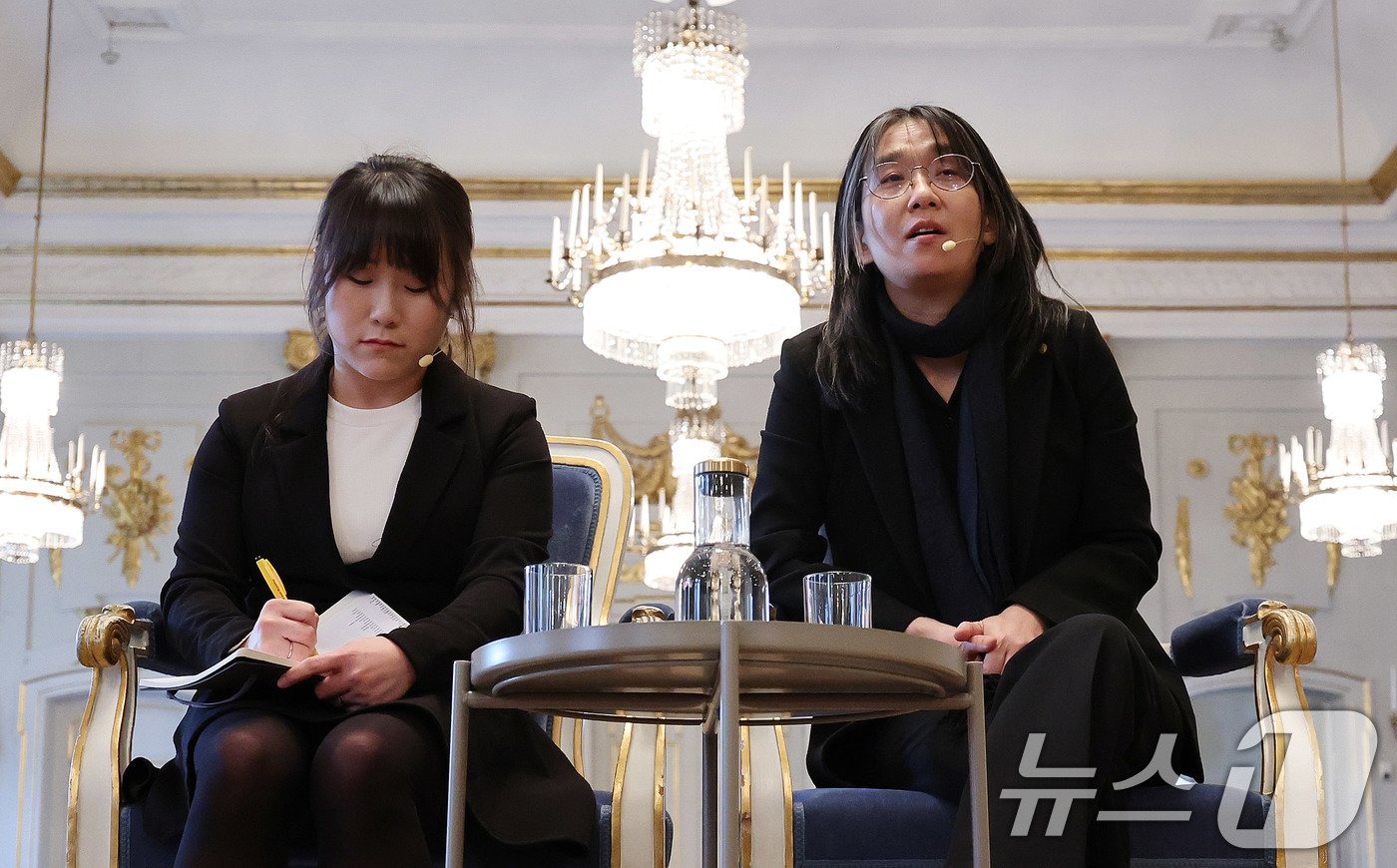 본문 이미지 - 우리나라 최초, 아시아 여성 작가 중 처음으로 노벨문학상을 수상한 한강 작가가 6일&#40;현지시간&#41; 스톡홀름 스웨덴 아카데미&#40;스웨덴 한림원&#41;에서 기자회견을 하고 있다. 2024.12.6/뉴스1 ⓒ News1 박지혜 기자