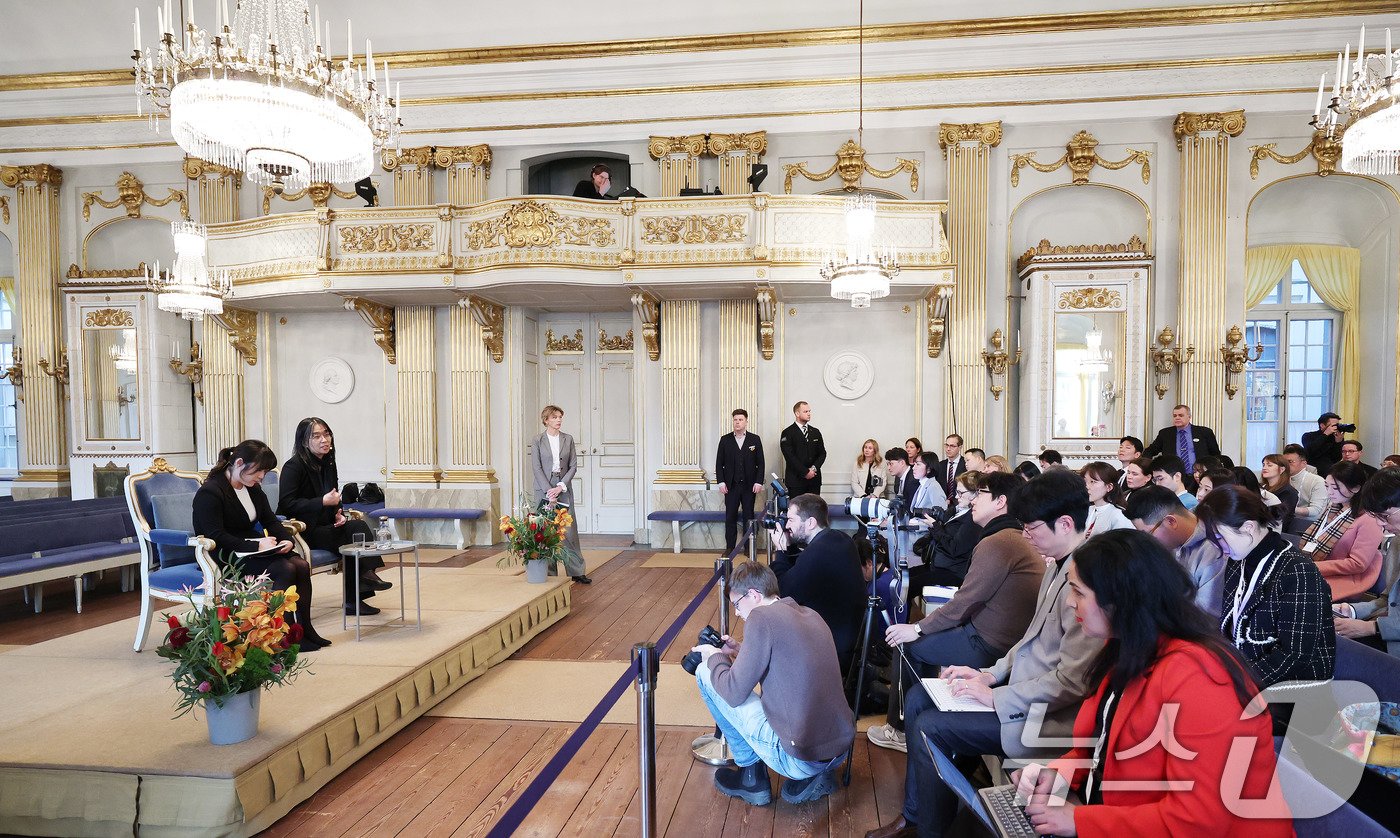 본문 이미지 - 우리나라 최초, 아시아 여성 작가 중 처음으로 노벨문학상을 수상한 한강 작가가 6일&#40;현지시간&#41; 스톡홀름 스웨덴 아카데미&#40;스웨덴 한림원&#41;에서 기자회견을 하고 있다. 2024.12.6/뉴스1 ⓒ News1 박지혜 기자