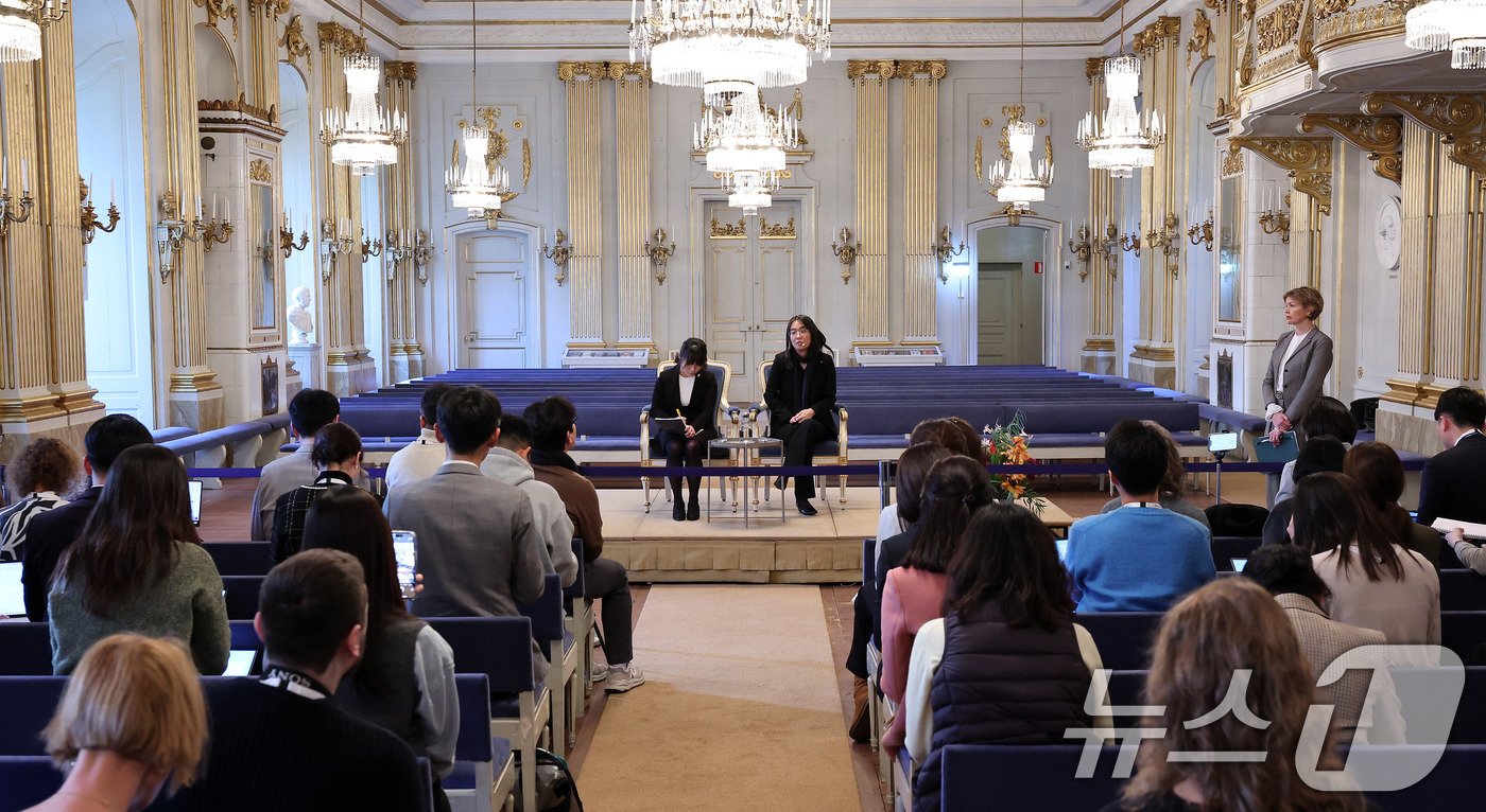 우리나라 최초, 아시아 여성 작가 중 처음으로 노벨문학상을 수상한 한강 작가가 6일&#40;현지시간&#41; 스톡홀름 스웨덴 아카데미&#40;스웨덴 한림원&#41;에서 기자회견을 하고 있다. 2024.12.6/뉴스1 ⓒ News1 박지혜 기자