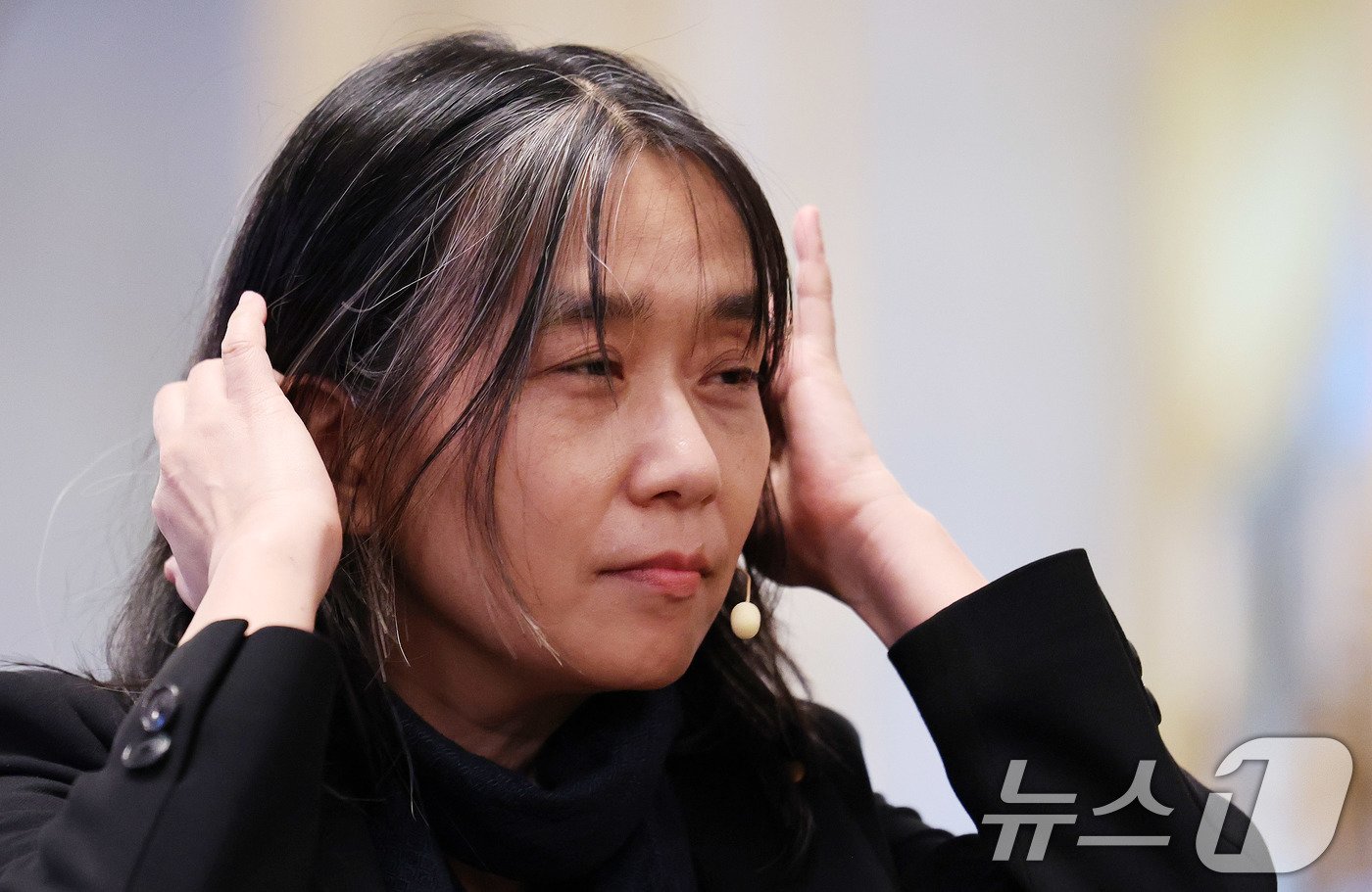 본문 이미지 - 우리나라 최초, 아시아 여성 작가 중 처음으로 노벨문학상을 수상한 한강 작가가 6일&#40;현지시간&#41; 스톡홀름 스웨덴 아카데미&#40;스웨덴 한림원&#41;에서 열린 기자회견에 앞서 생각에 잠겨 있다. 2024.12.6/뉴스1 ⓒ News1 박지혜 기자