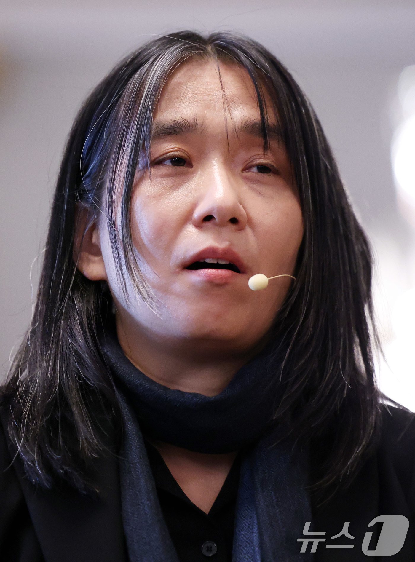 본문 이미지 - 우리나라 최초, 아시아 여성 작가 중 처음으로 노벨문학상을 수상한 한강 작가가 6일&#40;현지시간&#41; 스톡홀름 스웨덴 아카데미&#40;스웨덴 한림원&#41;에서 기자회견을 하고 있다. 2024.12.6/뉴스1 ⓒ News1 박지혜 기자