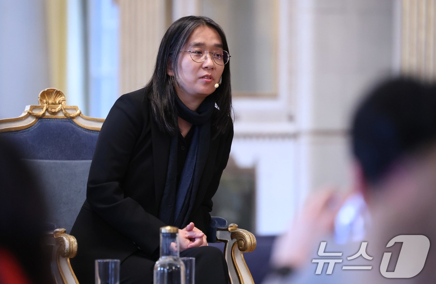 본문 이미지 - 우리나라 최초, 아시아 여성 작가 중 처음으로 노벨문학상을 수상한 한강 작가가 6일&#40;현지시간&#41; 스톡홀름 스웨덴 아카데미&#40;스웨덴 한림원&#41;에서 기자회견을 하고 있다. 2024.12.6/뉴스1 ⓒ News1 박지혜 기자