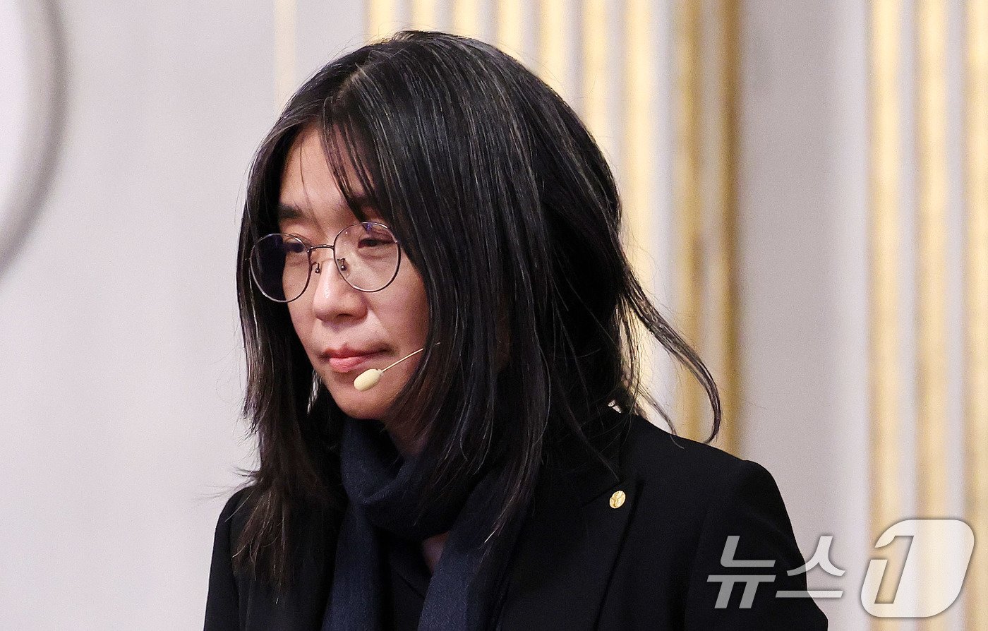 본문 이미지 - 우리나라 최초, 아시아 여성 작가 중 처음으로 노벨문학상을 수상한 한강 작가가 6일(현지시간) 스톡홀름 스웨덴 아카데미(스웨덴 한림원)에서 열린 기자회견에 입장하고 있다. 2024.12.6/뉴스1 ⓒ News1 박지혜 기자