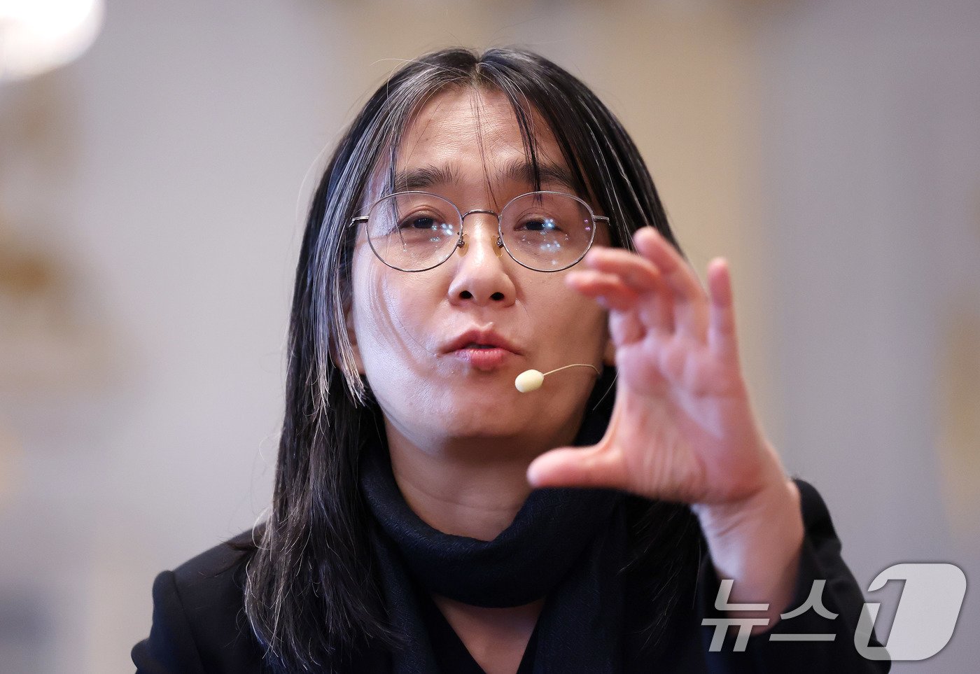 본문 이미지 - 우리나라 최초, 아시아 여성 작가 중 처음으로 노벨문학상을 수상한 한강 작가가 6일&#40;현지시간&#41; 스톡홀름 스웨덴 아카데미&#40;스웨덴 한림원&#41;에서 기자회견을 하고 있다. 2024.12.6/뉴스1 ⓒ News1 박지혜 기자