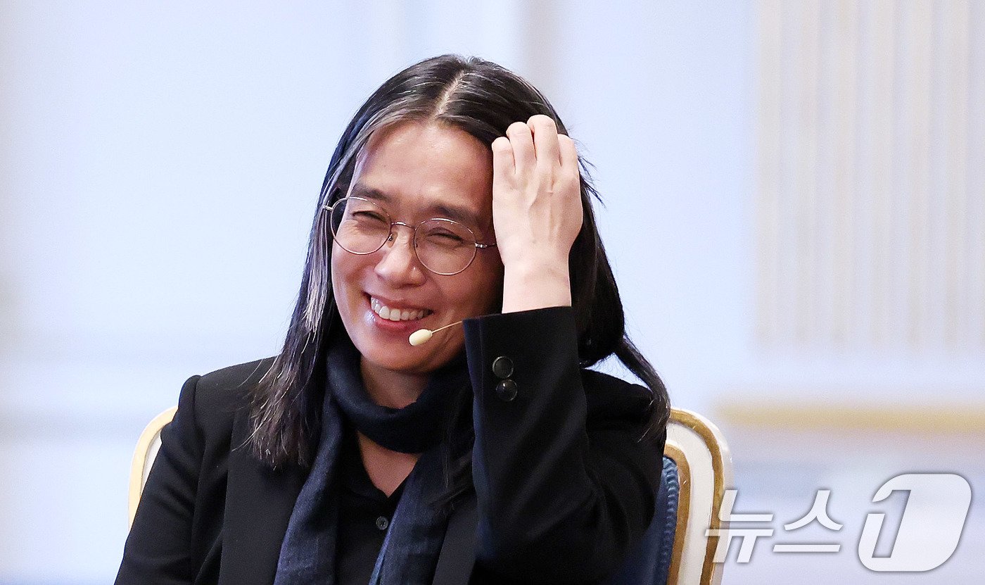 본문 이미지 - 우리나라 최초, 아시아 여성 작가 중 처음으로 노벨문학상을 수상한 한강 작가가 6일&#40;현지시간&#41; 스톡홀름 스웨덴 아카데미&#40;스웨덴 한림원&#41;에서 기자회견을 하고 있다. 2024.12.6/뉴스1 ⓒ News1 박지혜 기자