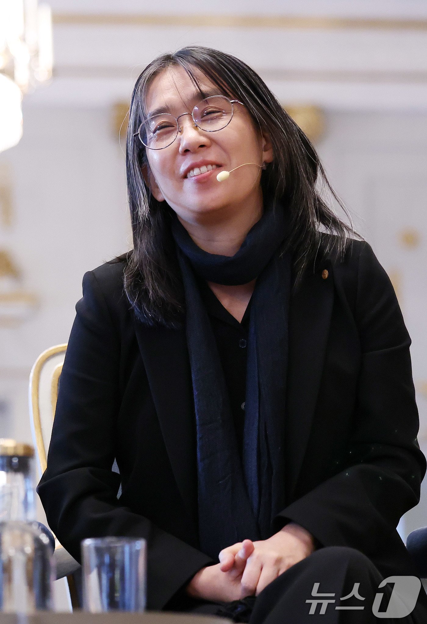 본문 이미지 - 우리나라 최초, 아시아 여성 작가 중 처음으로 노벨문학상을 수상한 한강 작가가 6일&#40;현지시간&#41; 스톡홀름 스웨덴 아카데미&#40;스웨덴 한림원&#41;에서 기자회견을 하고 있다. 2024.12.6/뉴스1 ⓒ News1 박지혜 기자