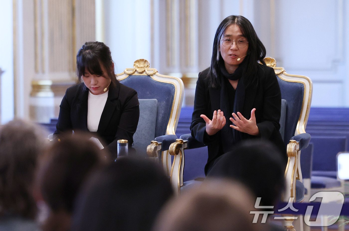 본문 이미지 - 우리나라 최초, 아시아 여성 작가 중 처음으로 노벨문학상을 수상한 한강 작가가 6일&#40;현지시간&#41; 스톡홀름 스웨덴 아카데미&#40;스웨덴 한림원&#41;에서 기자회견을 하고 있다. 2024.12.6/뉴스1 ⓒ News1 박지혜 기자