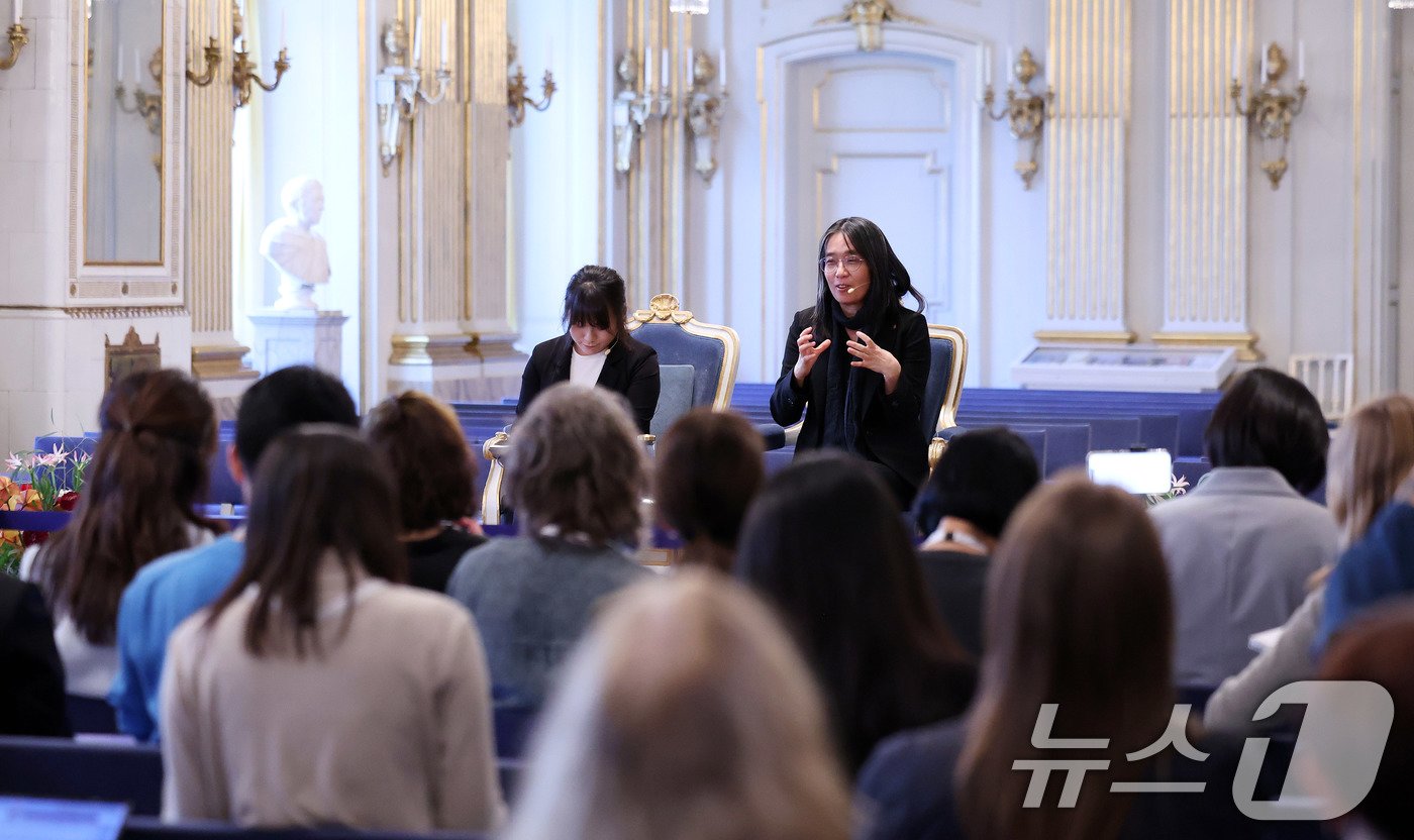 본문 이미지 - 우리나라 최초, 아시아 여성 작가 중 처음으로 노벨문학상을 수상한 한강 작가가 6일&#40;현지시간&#41; 스톡홀름 스웨덴 아카데미&#40;스웨덴 한림원&#41;에서 기자회견을 하고 있다. 2024.12.6/뉴스1 ⓒ News1 박지혜 기자