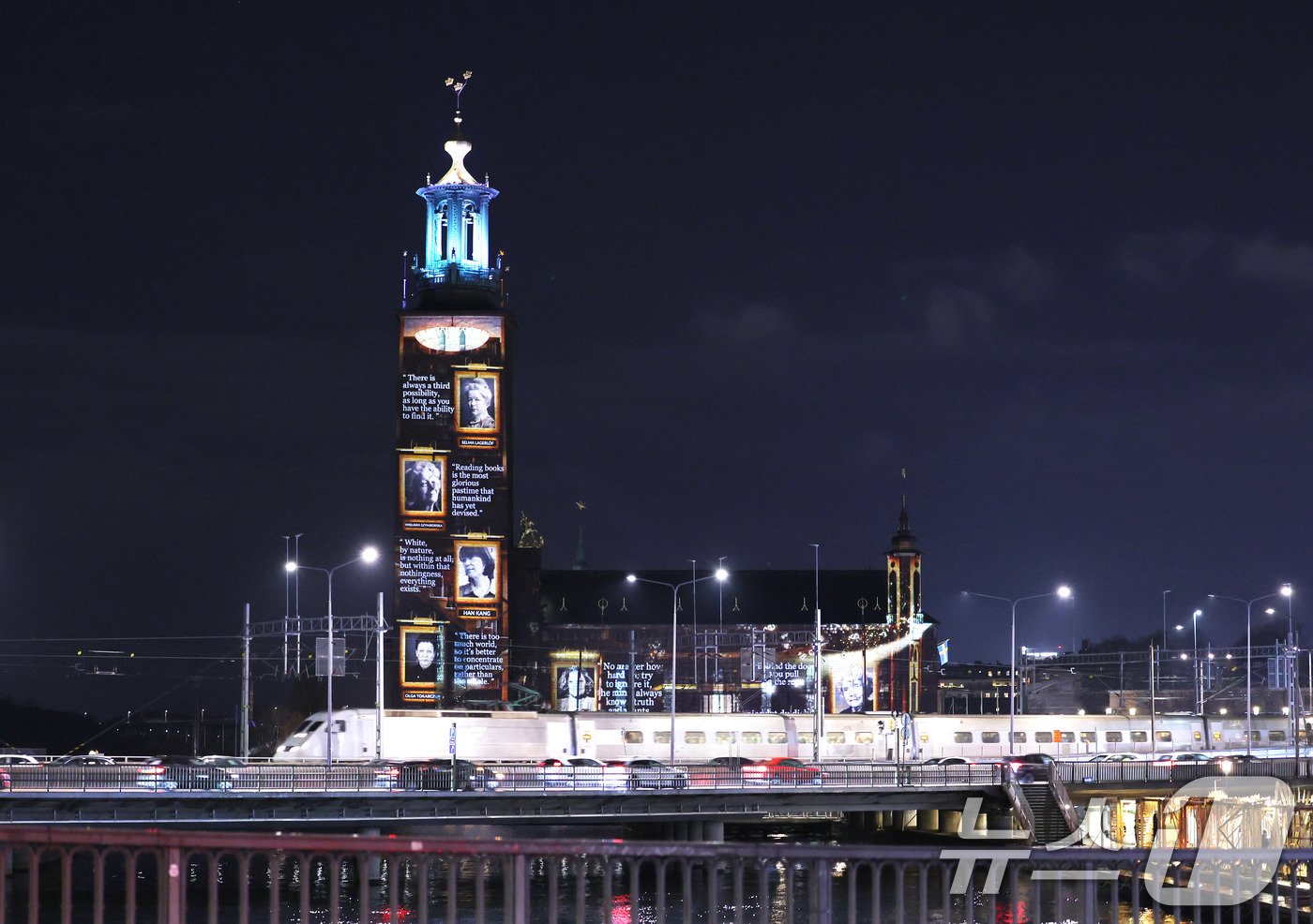 본문 이미지 - 노벨 위크 라이트 개막을 앞둔 6일&#40;현지시간&#41; 스웨덴 스톡홀름 시청사 건물 외벽에 2024 노벨문학상 수상자인 한강 작가의 소설 &#39;흰&#39;에 등장하는 문장이 나타나고 있다..  2024.12.7/뉴스1 ⓒ News1 박지혜 기자