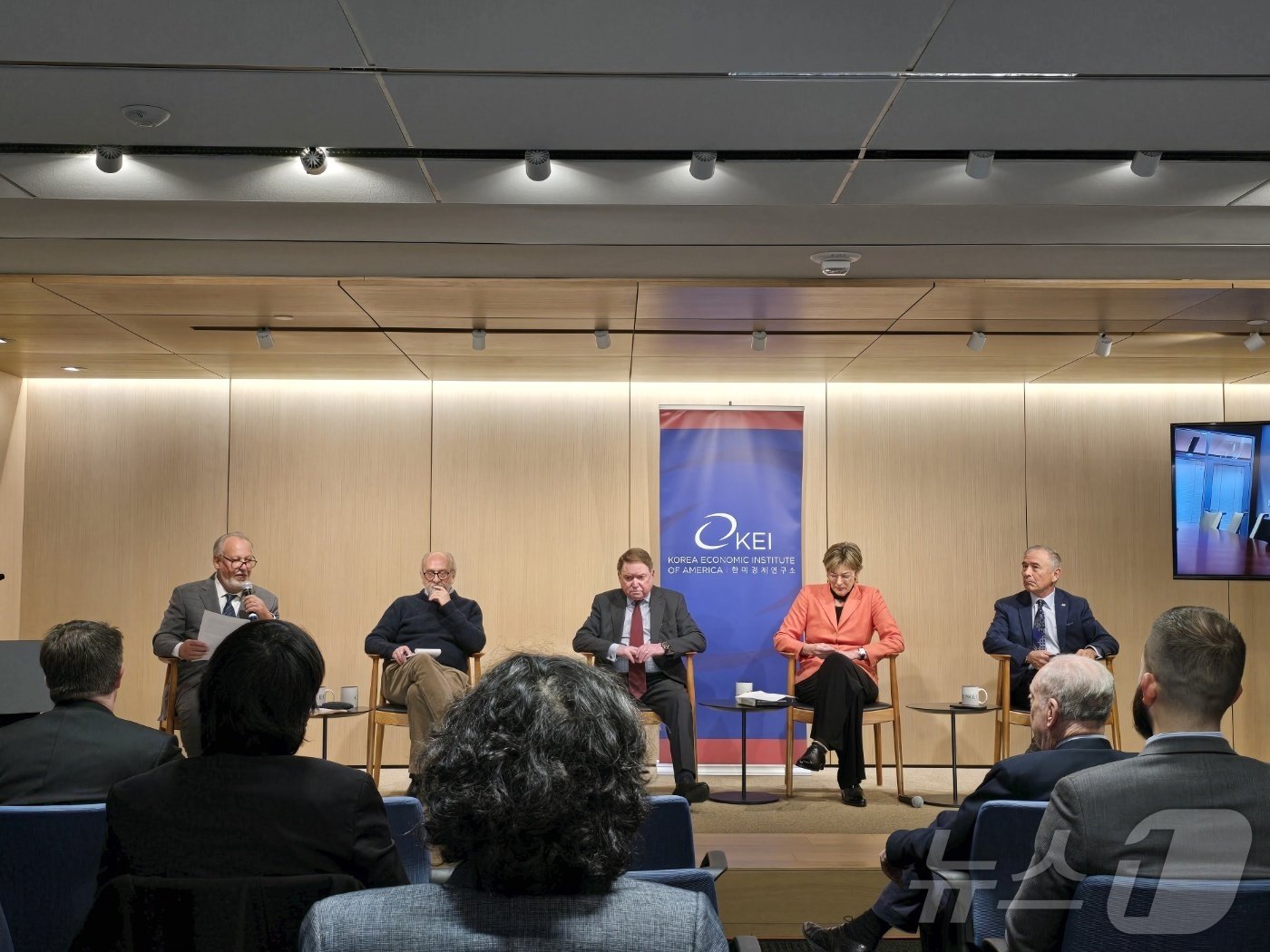 본문 이미지 - 6일(현지시간) 미국 워싱턴DC에서 열린 한미경제연구소(KEI) 콘퍼런스에서 전직 주한미국대사들이 발언하고 있다. 사진 왼쪽에서 세번째부터 토머스 허버드(2001~04년),캐슬린 스티븐스(2008~11), 해리 해리스(2018~21) 전 대사. 크리스토퍼 힐(2004~05) 전 대사는 화상으로 참여했다.