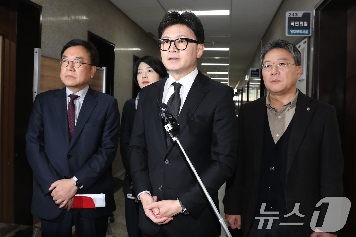 본문 이미지 - 한동훈 국민의힘 대표가 7일 오전 서울 여의도 국회에서 윤석열 대통령의 담화와 관련한 취재진의 질문에 답하고 있다. 윤 대통령은 이날 담화에서 비상계엄 선포와 관련해 국민들에게 사과했다. 2024.12.7/뉴스1 ⓒ News1 이광호 기자