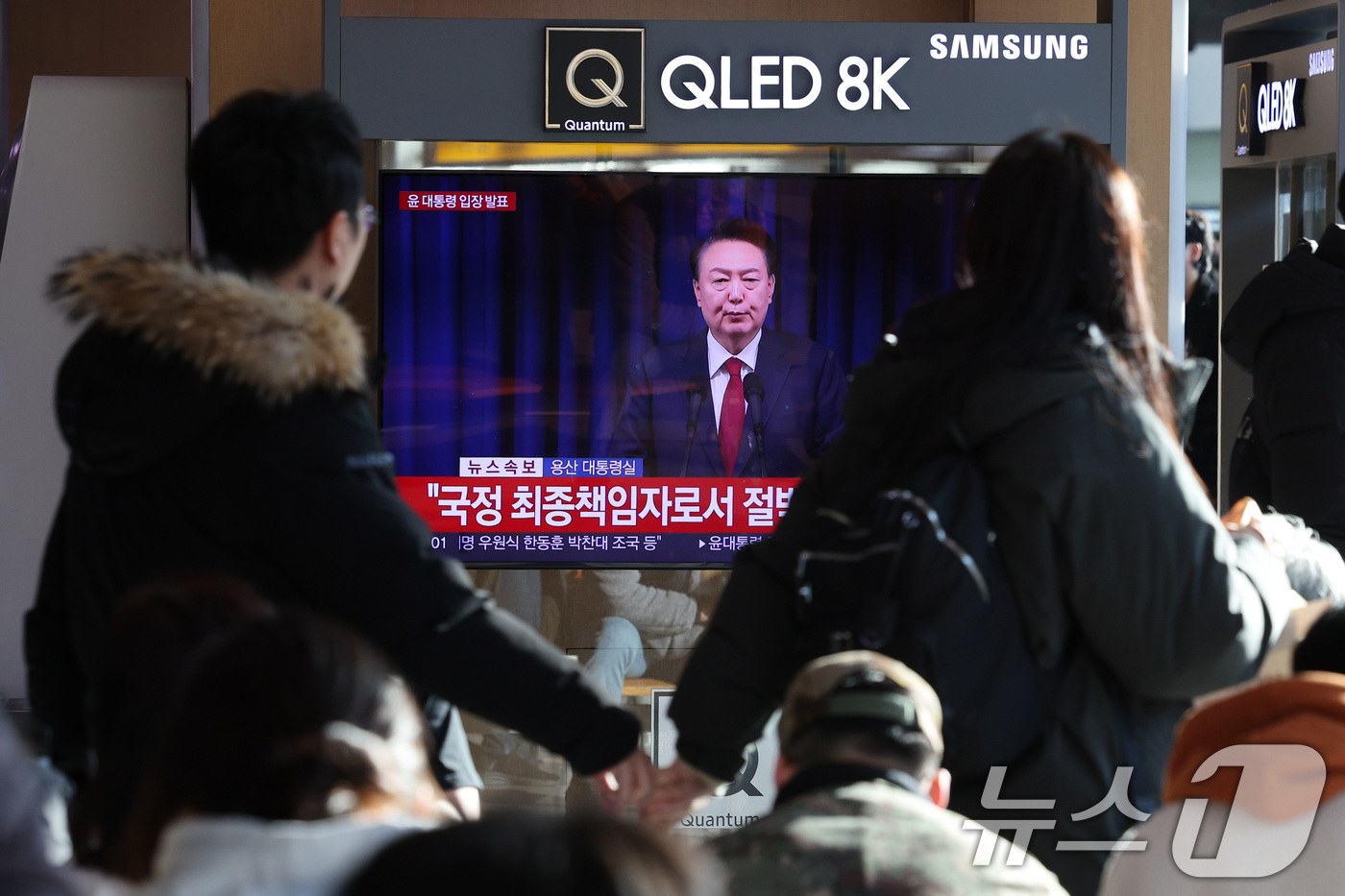 (서울=뉴스1) 신웅수 기자 = 윤석열 대통령에 대한 국회 탄핵안 표결일인 7일 오전 서울역 대합실에서 시민들이 윤 대통령의 대국민 비상계엄 관련 담화를 시청하고 있다. 2024. …