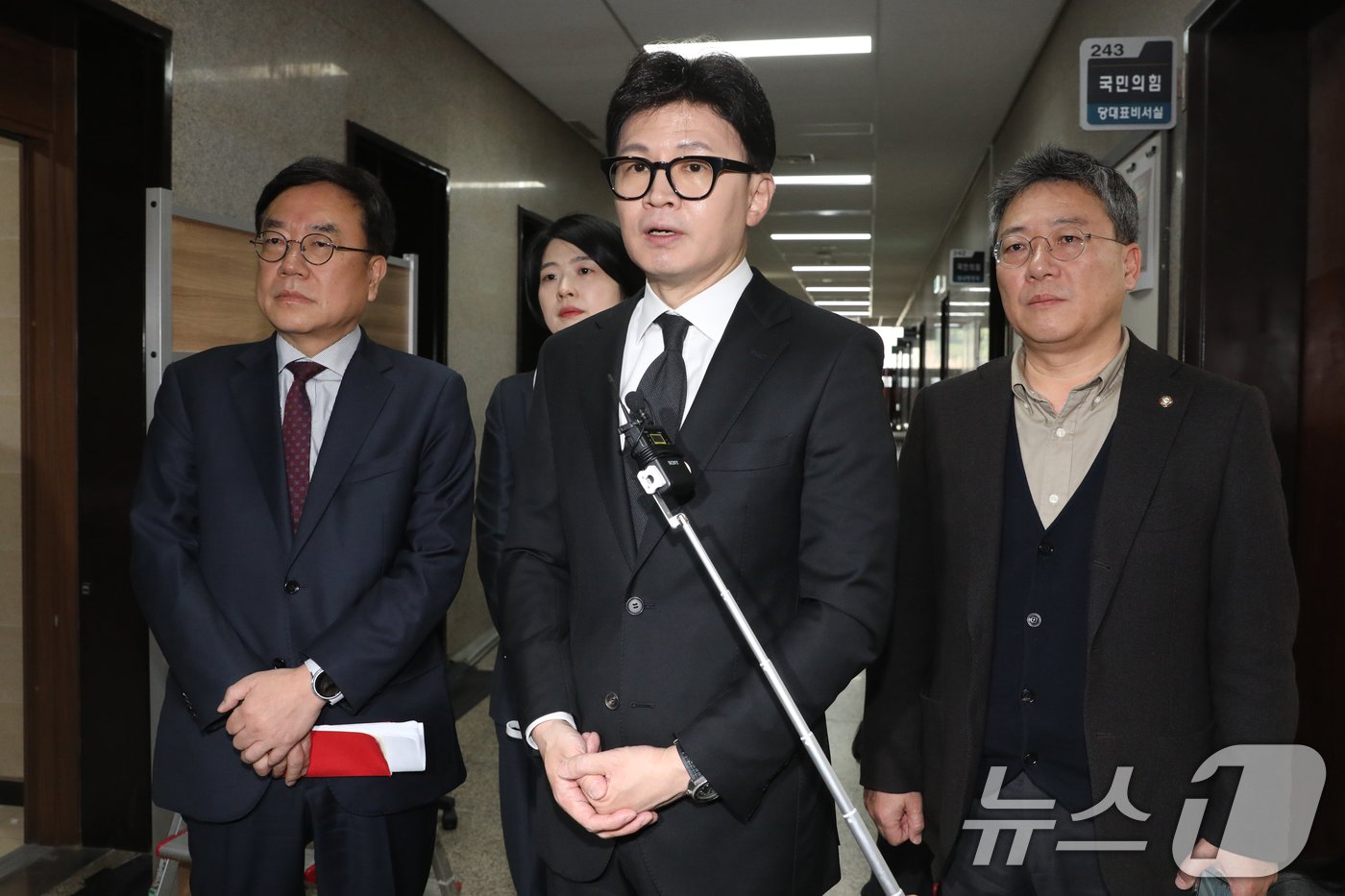 본문 이미지 - 한동훈 국민의힘 대표가 7일 오전 서울 여의도 국회에서 윤석열 대통령의 담화와 관련한 취재진의 질문에 답하고 있다. 윤 대통령은 이날 담화에서 비상계엄 선포와 관련해 국민들에게 사과했다. 2024.12.7/뉴스1 ⓒ News1 이광호 기자