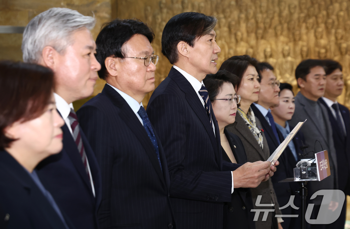 (서울=뉴스1) 김민지 기자 = 조국 조국혁신당 대표가 7일 오전 서울 여의도 국회에서 윤석열 대통령 대국민담화 관련 긴급 기자회견을 하고 있다. 2024.12.7/뉴스1