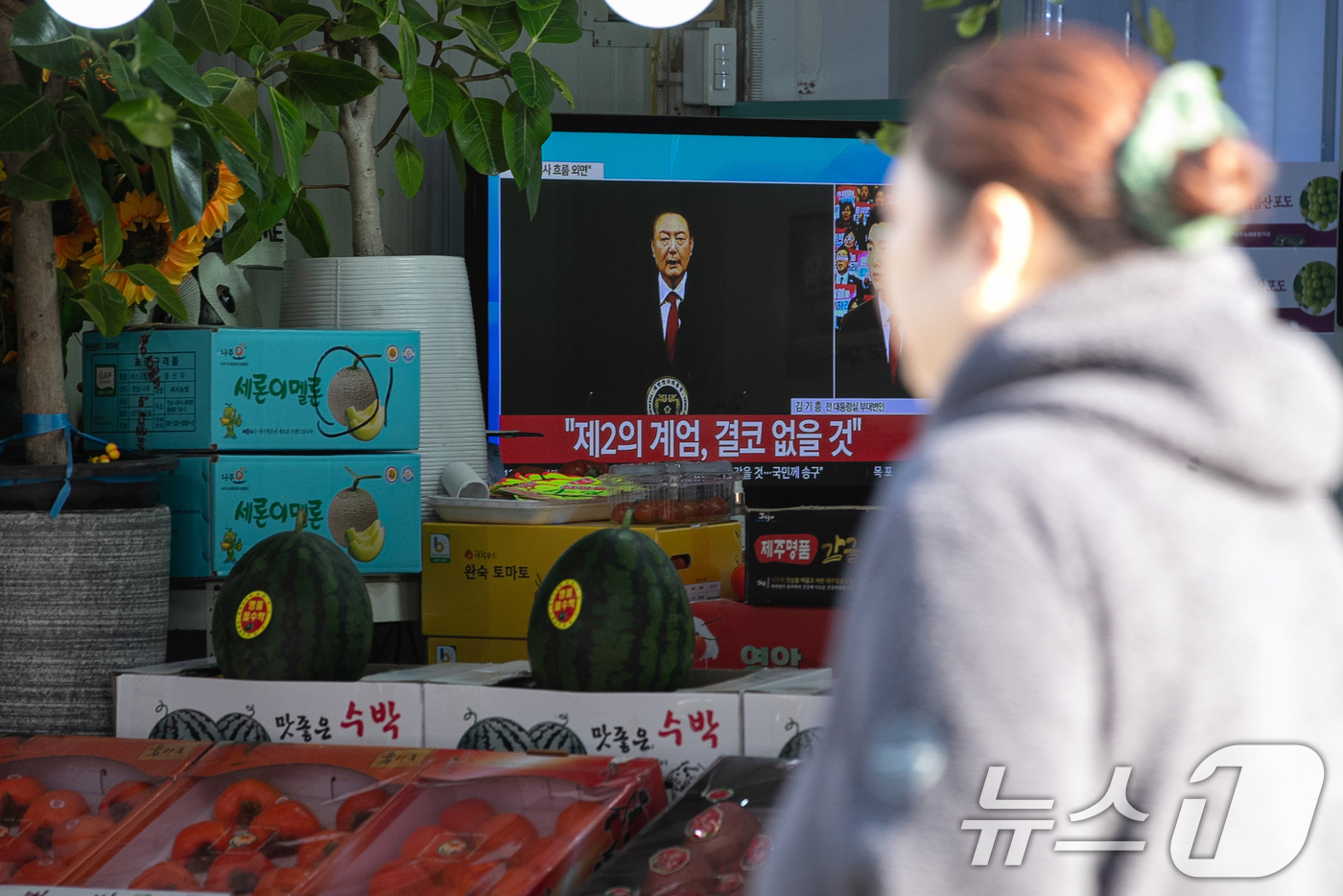 (서울=뉴스1) 이승배 기자 = 윤석열 대통령에 대한 국회 탄핵안 표결일인 7일 오전 서울 강서구의 한 시장에서 시민들이 윤 대통령의 대국민 비상계엄 관련 담화를 시청하고 있다. …