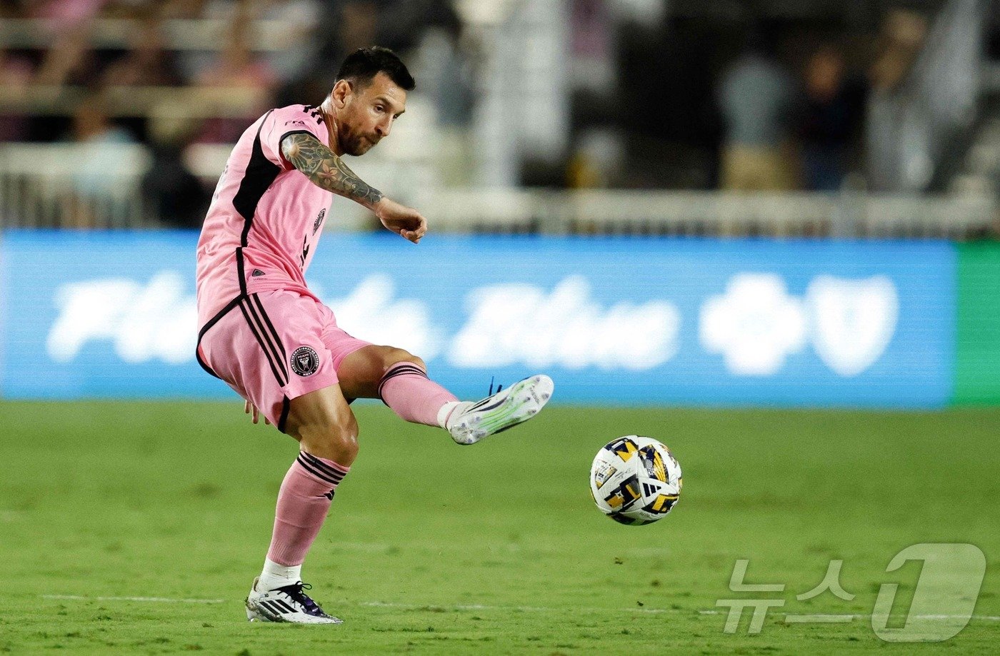 리오넬 메시가 2024시즌 MLS MVP를 받았다. ⓒ AFP=뉴스1