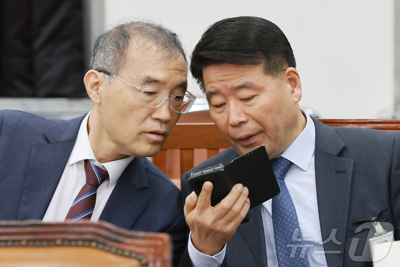 (서울=뉴스1) 국회사진취재단 = 황원진 국가정보원 제2차장(왼쪽)과 윤오준 국가정보원 제3차장이 7일 오전 서울 여의도 국회에서 열린 정보위원회 전체회의를 앞두고 대화를 나누고 …