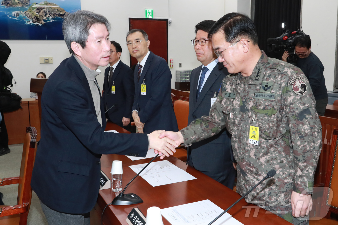 (서울=뉴스1) 국회사진취재단 = 이인영 더불어민주당 의원과 여인형 국군방첩사령관이 7일 오전 서울 여의도 국회에서 열린 정보위원회 전체회의에서 악수를 하고 있다. 2024.12. …