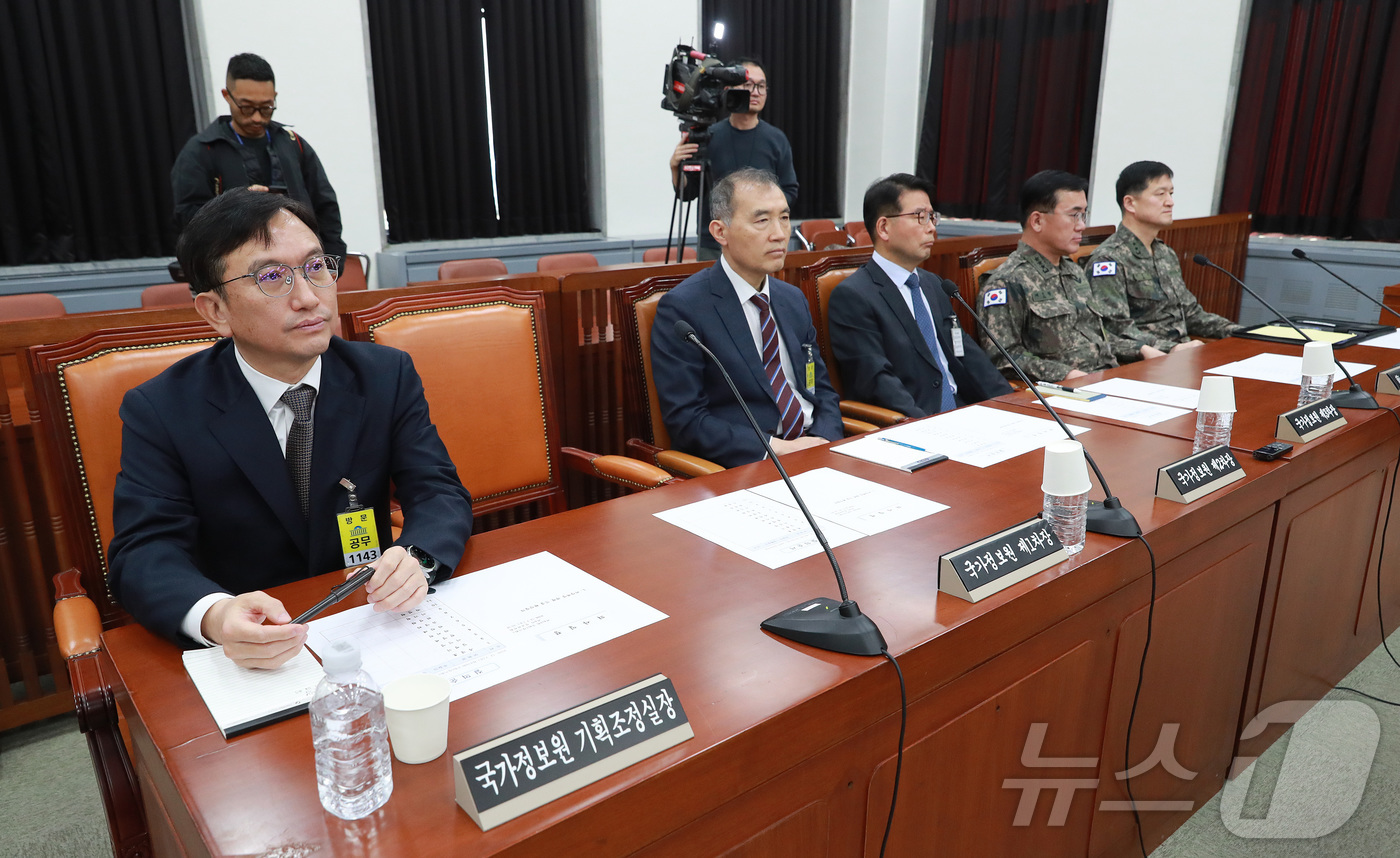 (서울=뉴스1) 국회사진취재단 = 홍장원 국가정보원 제1차장이 7일 오전 서울 여의도 국회에서 열린 정보위원회 전체회의에 불참해 자리가 비어져 있다. 2024.12.7/뉴스1