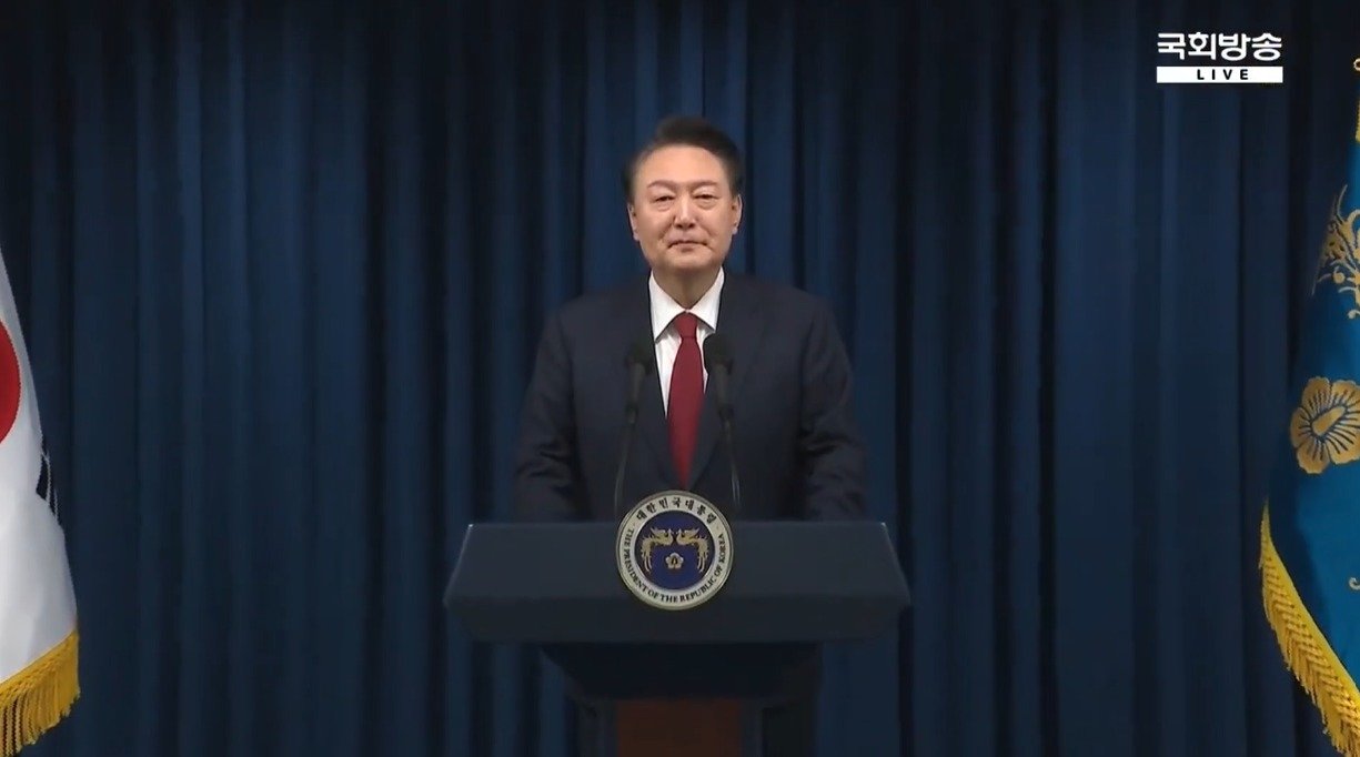 본문 이미지 -  윤석열 대통령이 7일 서울 용산 대통령실 청사에서 계엄 선포 관련 대국민 담화를 하고 있다. (KTV 캡처) 2024.12.7/뉴스1 