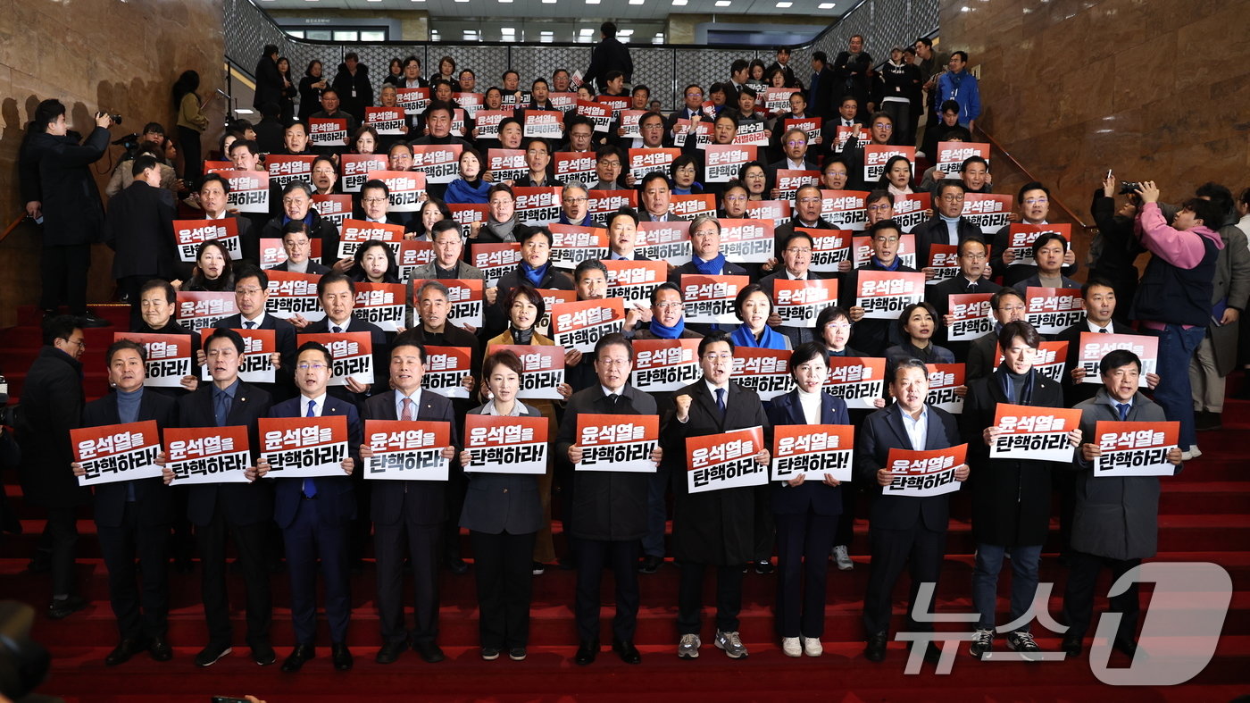 본문 이미지 - 이재명 더불어민주당 대표, 박찬대 원내대표를 비롯한 의원들이 7일 서울 여의도 국회 로텐더홀 계단에서 열린 대통령 담화 규탄 의원총회에서 구호를 외치고 있다. 2024.12.7/뉴스1 ⓒ News1 구윤성 기자