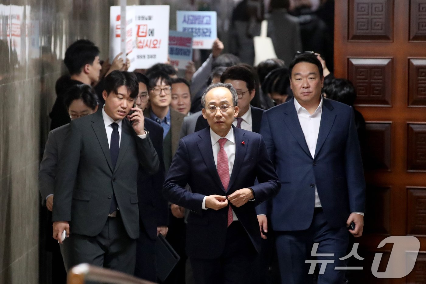 본문 이미지 - 추경호 국민의힘 원내대표가 윤석열 대통령 탄핵소추안 표결을 위한 본회의가 예정된 7일 오전 서울 여의도 국회에서 의원총회를 마친뒤 굳은표정으로 이동하고 있다. 2024.12.7/뉴스1 ⓒ News1 이광호 기자