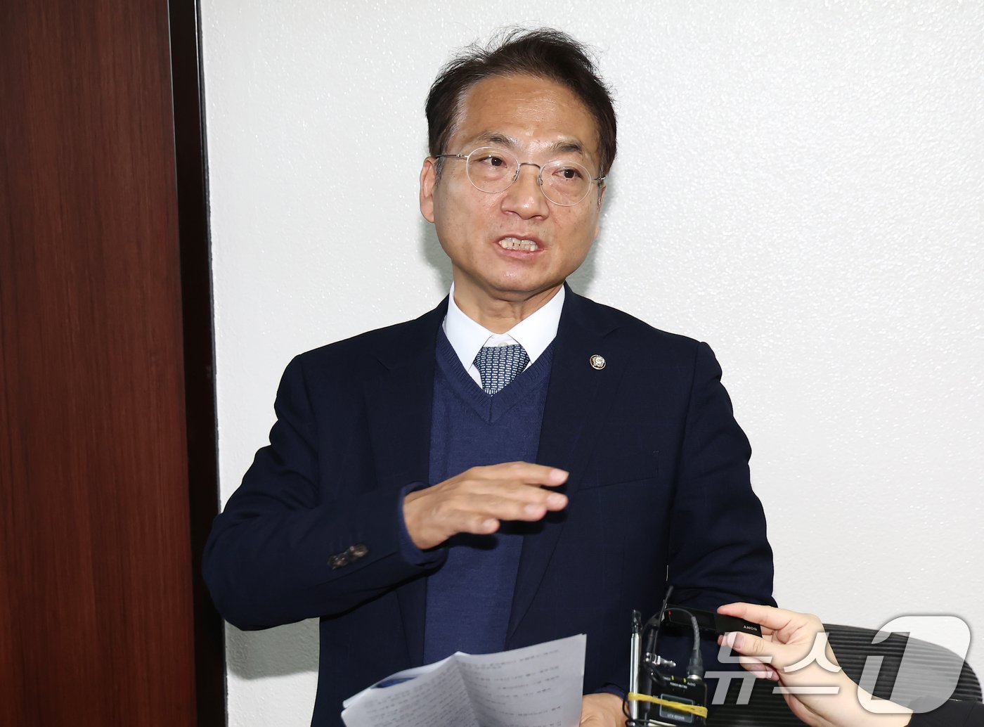 본문 이미지 - 더불어민주당 소속 박선원 정보위원회 야당 간사가 7일 오전 서울 여의도 국회에서 열린 정보위원회 전체회의가 정회된 후 브리핑을 하고 있다. 이날 오전 여린 비상계엄 관련 긴급 현안질의 관련 정보위 전체회의는 여야 공개 여부를 두고 갈등을 빚다 정회됐다. 2024.12.7/뉴스1 ⓒ News1 김민지 기자