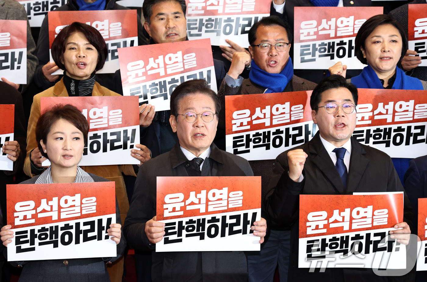 (서울=뉴스1) 구윤성 기자 = 이재명 대표, 박찬대 원내대표를 비롯한 더불어민주당 의원들이 7일 서울 여의도 국회 로텐더홀 계단에서 열린 대통령 담화 규탄 의원총회에서 구호를 외 …