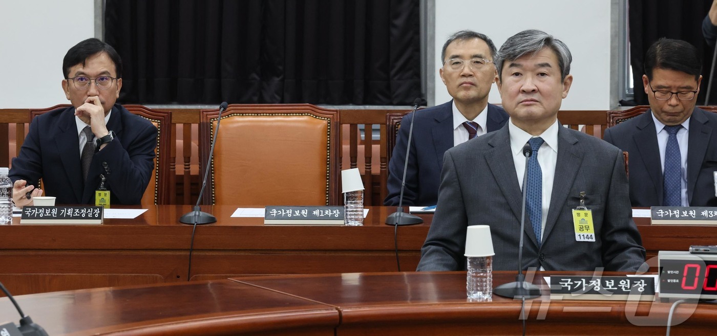 (서울=뉴스1) 국회사진취재단 = 김남우 국가정보원 기조실장(왼쪽부터), 황원진 2차장, 조태용 원장, 윤오준 3차장이 7일 오전 서울 여의도 국회에서 열린 정보위원회 전체회의에 …