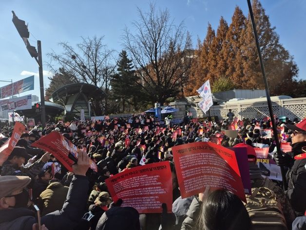 '자해 소동'에 실신까지…탄핵 표결 앞두고 국회 앞 '긴장감'