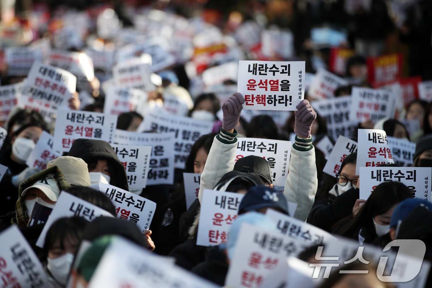 (서울=뉴스1) 이승배 기자 = 윤석열 대통령에 대한 국회 탄핵안 표결일인 7일 오후 서울 여의도 산업은행 인근에서 열린 '윤석열 퇴진 대학생 시국대회'에 참가한 대학생들이 윤 대 …