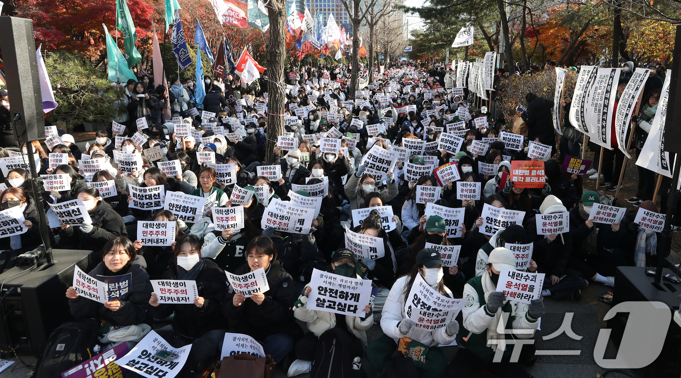 (서울=뉴스1) 이승배 기자 = 윤석열 대통령에 대한 국회 탄핵안 표결일인 7일 오후 서울 여의도 산업은행 인근에서 열린 '윤석열 퇴진 대학생 시국대회'에 참가한 대학생들이 윤 대 …