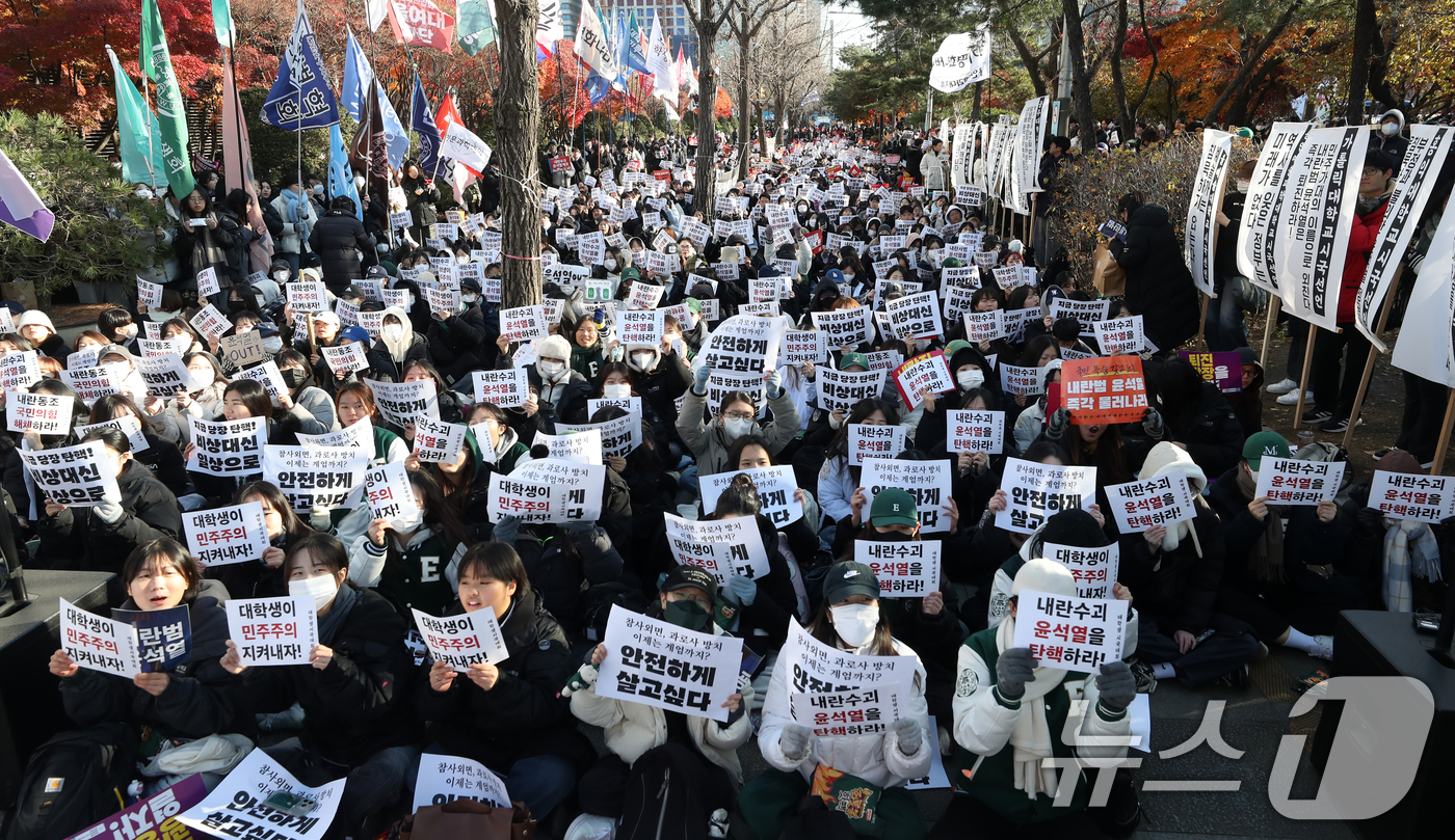 (서울=뉴스1) 이승배 기자 = 윤석열 대통령에 대한 국회 탄핵안 표결일인 7일 오후 서울 여의도 산업은행 인근에서 열린 '윤석열 퇴진 대학생 시국대회'에 참가한 대학생들이 윤 대 …