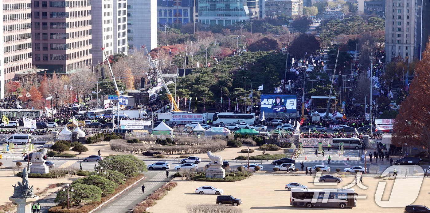 (서울=뉴스1) 구윤성 기자 = 윤석열 대통령 탄핵안 표결을 앞둔 7일 오후 윤 대통령 퇴진 촉구 범국민촛불대행진 참가자들이 서울 여의도 국회 앞에 모여 들고 있다. 2024.12 …