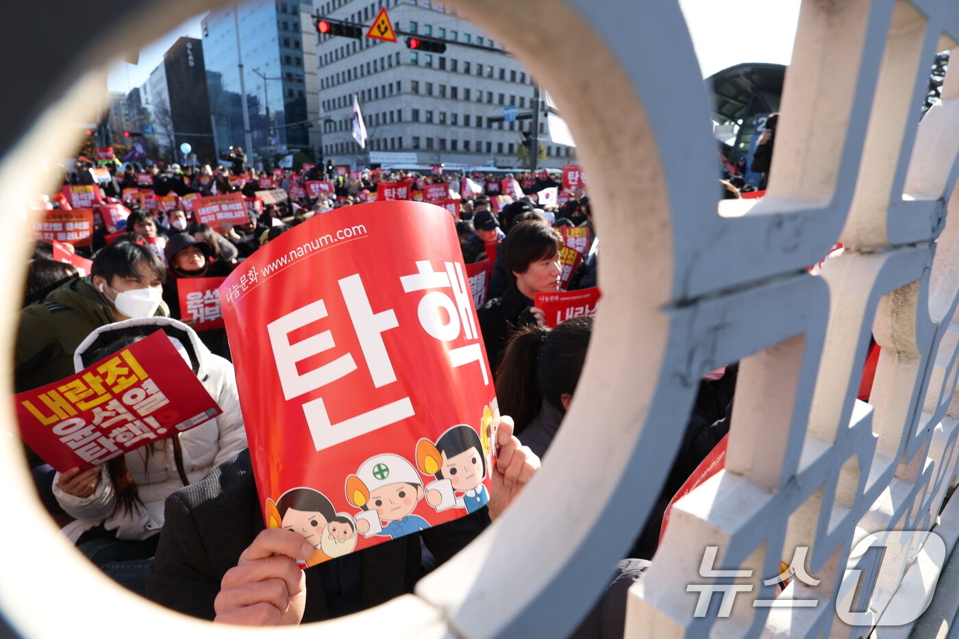 본문 이미지 - 시민사회단체 관계자들이 7일 오후 서울 영등포구 여의도 국회의사당 앞에서 윤석열 대통령에 대한 탄핵안 가결을 촉구하며 구호를 외치고 있다. 2024.12.7/뉴스1 ⓒ News1 신웅수 기자