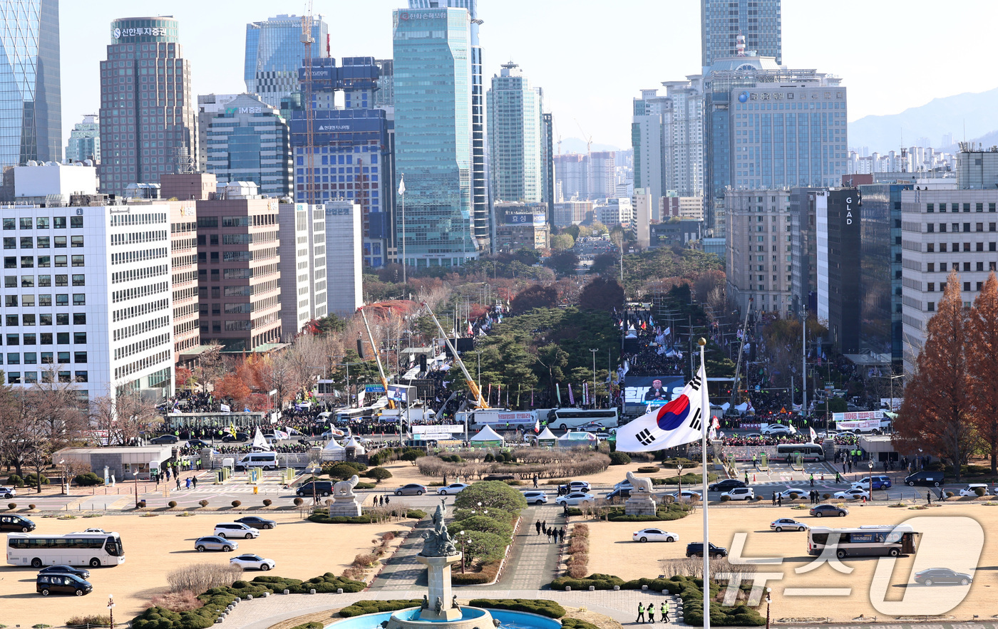 (서울=뉴스1) 구윤성 기자 = 윤석열 대통령 탄핵안 표결을 앞둔 7일 오후 윤 대통령 퇴진 촉구 범국민촛불대행진 참가자들이 서울 여의도 국회 앞에 모여 들고 있다. 2024.12 …