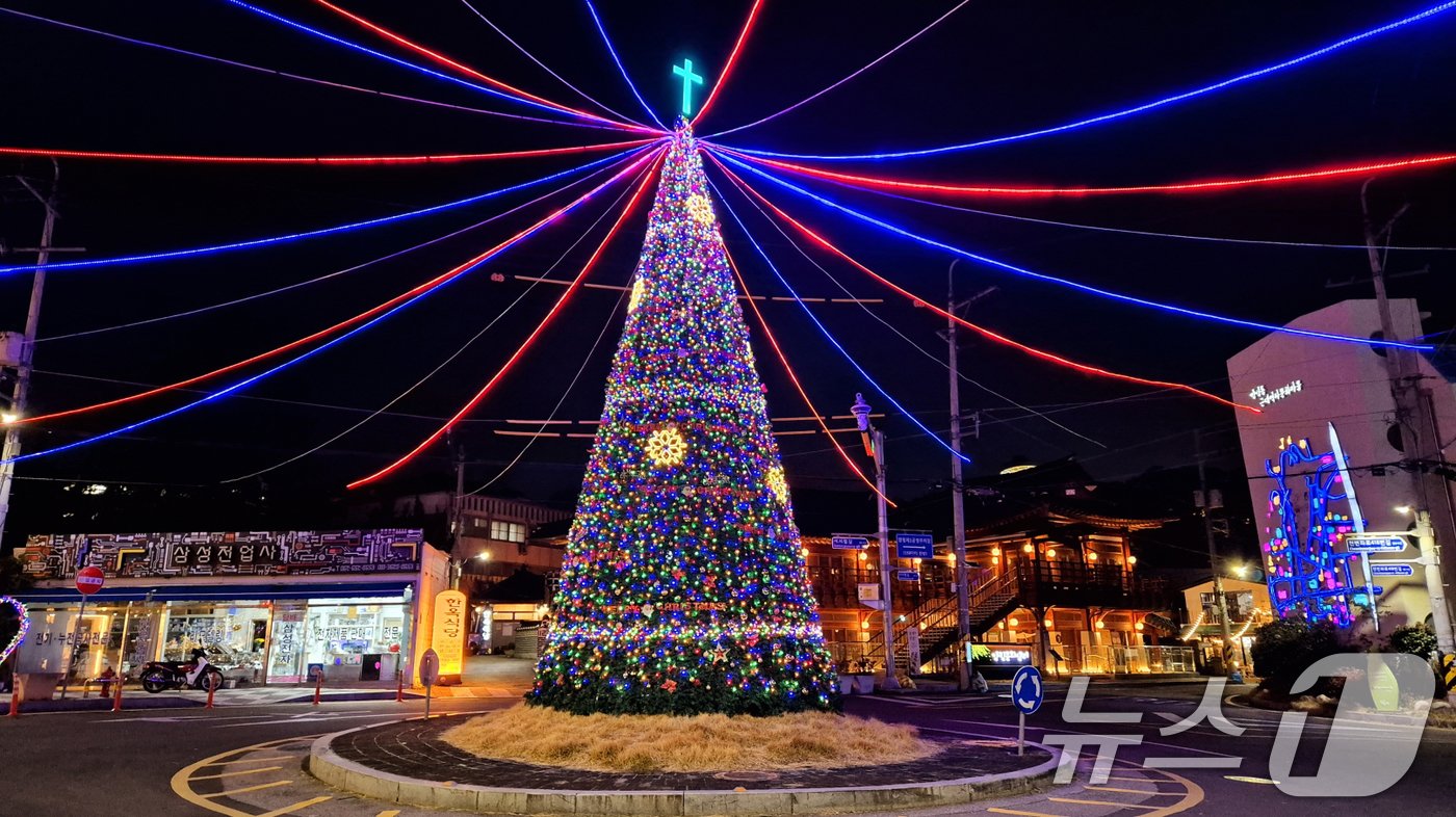 본문 이미지 - 광주 양림동 양림오거리 대형트리&#40;광주시 제공&#41;/뉴스1 ⓒ
