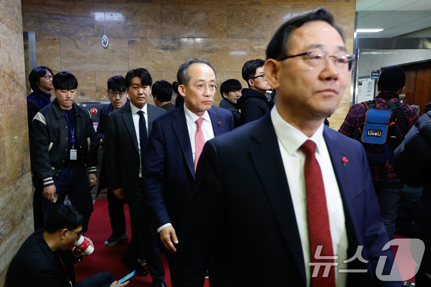 추경호 국민의힘 원내대표, 주호영 국회 부의장이 윤석열 대통령 탄핵·김건희 여사 특검법 본회의를 앞둔 7일 오후 서울 여의도 국회 한동훈 대표실에서 나와 의원총회로 향하고 있다. 2024.12.7/뉴스1 ⓒ News1 안은나 기자