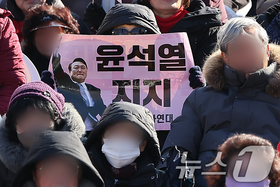 (서울=뉴스1) 김진환 기자 = 자유통일당과 대한민국바로세우기 국민운동본부 등 보수단체 회원이 윤석열 대통령에 대한 국회 탄핵소추안 표결을 앞둔 7일 오후 서울 세종대로 일대에서 …