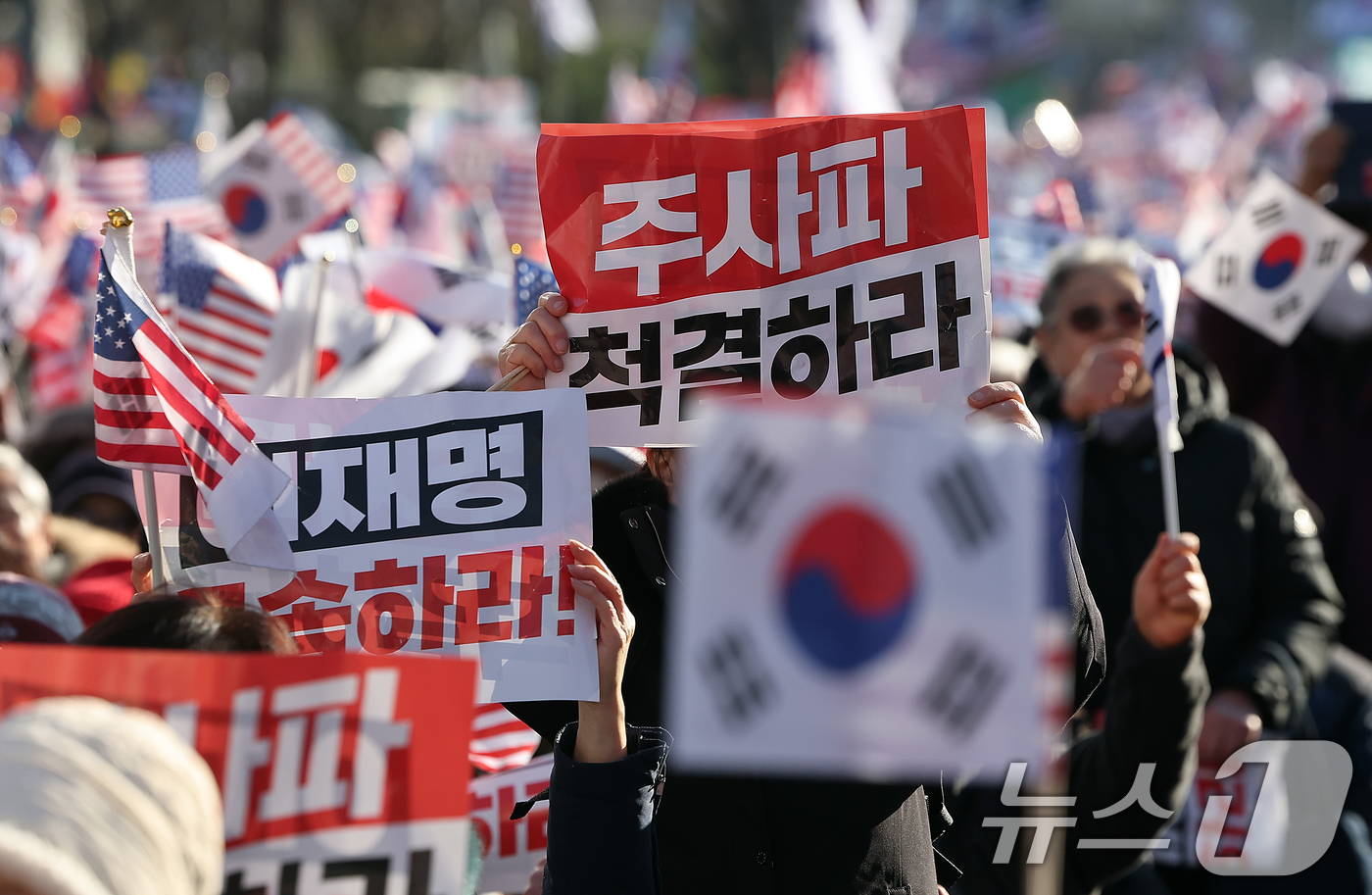 (서울=뉴스1) 김진환 기자 = 자유통일당과 대한민국바로세우기 국민운동본부 등 보수단체 회원들이 윤석열 대통령에 대한 국회 탄핵소추안 표결을 앞둔 7일 오후 서울 세종대로 일대에서 …