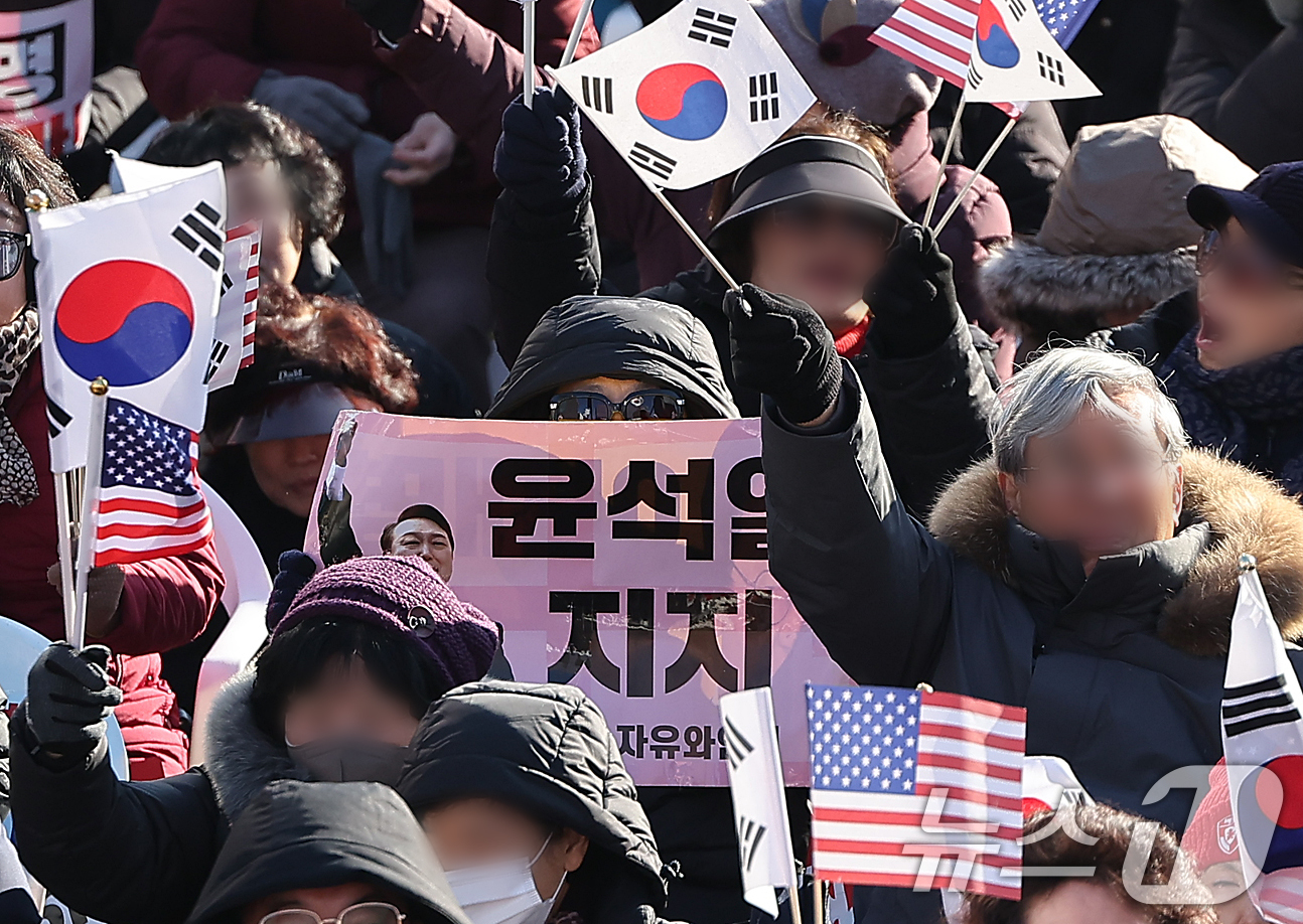 (서울=뉴스1) 김진환 기자 = 자유통일당과 대한민국바로세우기 국민운동본부 등 보수단체 회원이 윤석열 대통령에 대한 국회 탄핵소추안 표결을 앞둔 7일 오후 서울 세종대로 일대에서 …