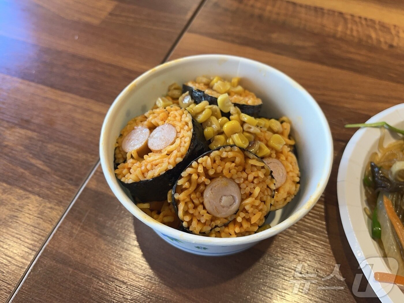 본문 이미지 - 은평구 매운맛 골목축제에서 소상공인들이 판매하는 불닭통소세지 김밥. ⓒ 뉴스1 김형준 기자