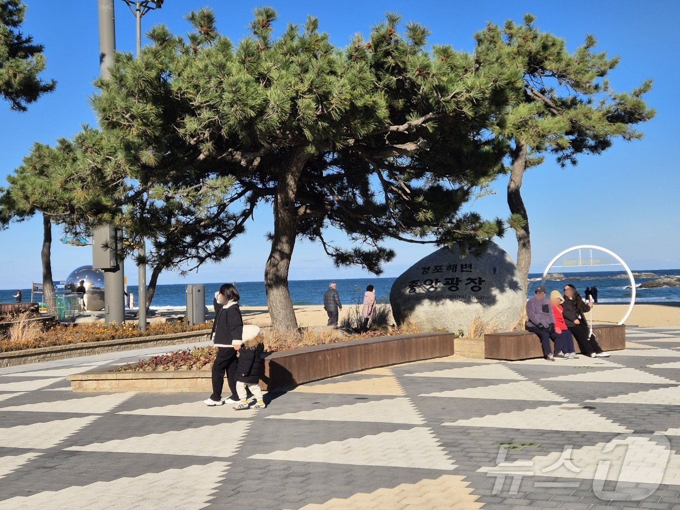 철도노조 총파업 사흘째인 7일 오후 강원 강릉 경포해변 중앙광장이 한산한 모습을 보이고 있다.2024.12.7/뉴스1 윤왕근 기자