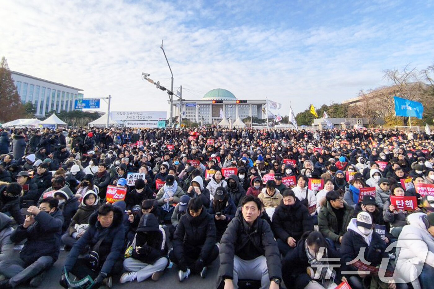 본문 이미지 - 시민사회단체 관계자들이 7일 서울 여의도 국회의사당 앞에서 윤석열 대통령 탄핵소추안 가결을 촉구하며 구호를 외치고 있다. 2024.12.7/뉴스1 ⓒ News1 민경석 기자