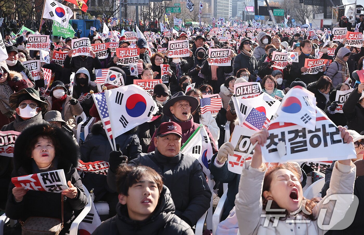 본문 이미지 - 자유통일당과 대한민국바로세우기 국민운동본부 등 보수단체 회원들이 윤석열 대통령에 대한 국회 탄핵소추안 표결을 앞둔 7일 오후 서울 세종대로 일대에서 집회를 갖고 윤 대통령 지지 및 이재명 더불어민주당 대표의 구속을 촉구하고 있다. 2024.12.7/뉴스1 ⓒ News1 김진환 기자