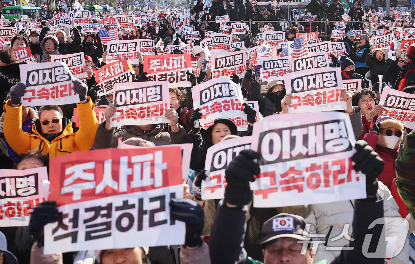 (서울=뉴스1) 김진환 기자 = 자유통일당과 대한민국바로세우기 국민운동본부 등 보수단체 회원들이 윤석열 대통령에 대한 국회 탄핵소추안 표결을 앞둔 7일 오후 서울 세종대로 일대에서 …