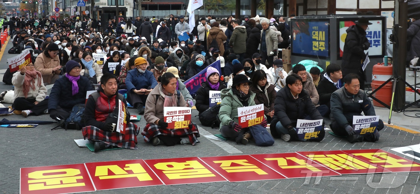 (전주=뉴스1) 유경석 기자 = 7일 전북자치도 전주시 전주객사 앞에서 열린 '윤석열 탄핵 촉구 촛불집회'에서 참가자들이 윤 대통령의 탄핵을 촉구하고 있다. 2024.12.7/뉴스 …