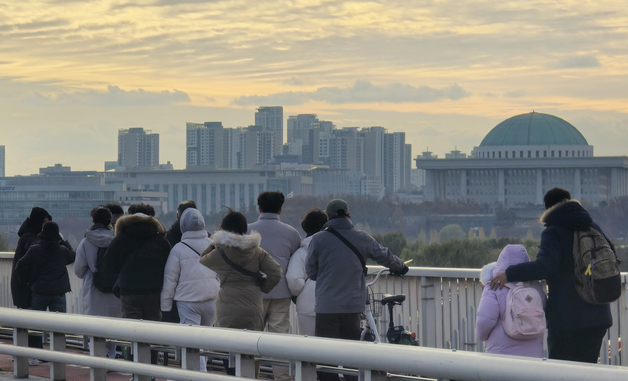 국회를 향해 한강을 건너는 사람들